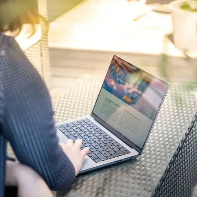 Arbeiten am Laptop an einer WordPress-Website